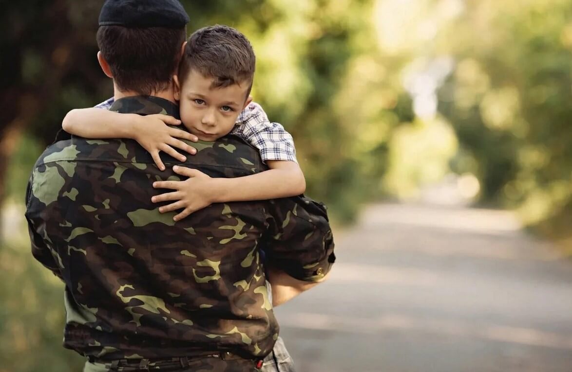 Отсрочка для отцов. Военный с ребенком. Солдат с ребенком. Soldat i rebjonok. Семья военного.